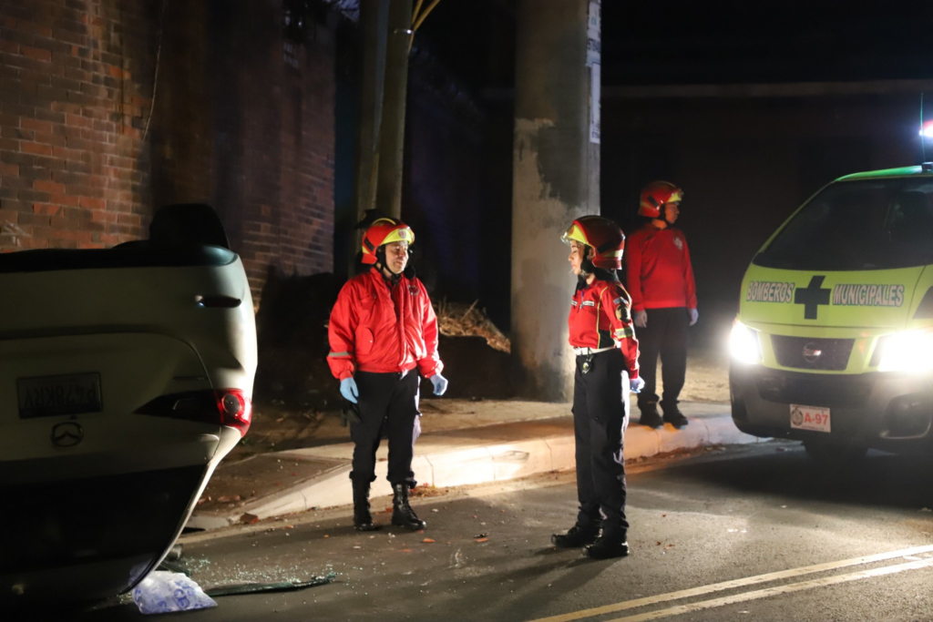 Vehículo choca contra muro y queda volcado en Muxbal