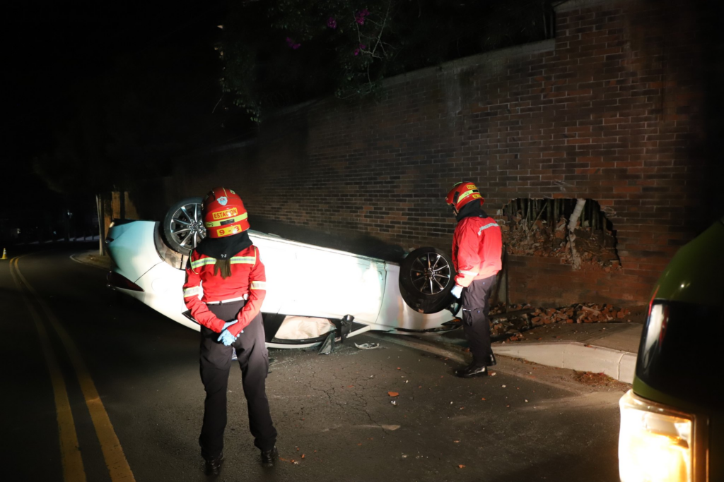 Vehículo choca contra muro y queda volcado en Muxbal