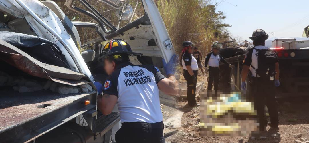 Accidente mortal en carretera a El Salvador: camión provoca choque fatal y deja dos fallecidos
