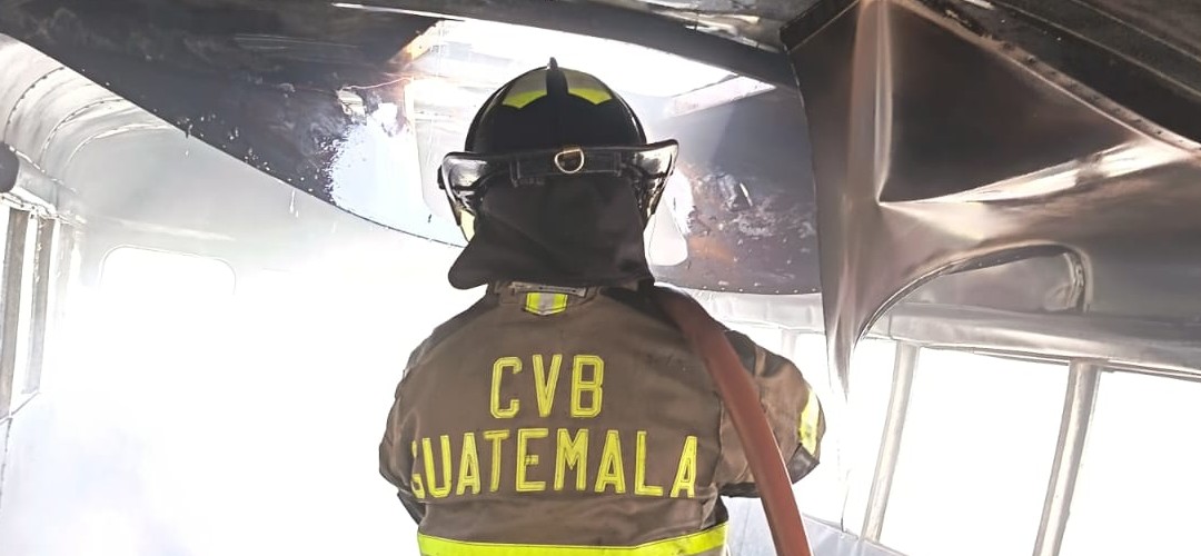 Incendio arrasó con vehículos en Antigua Guatemala