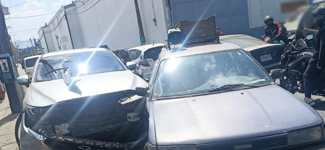 Vehículos colisionan en la zona 1 de Villa Nueva