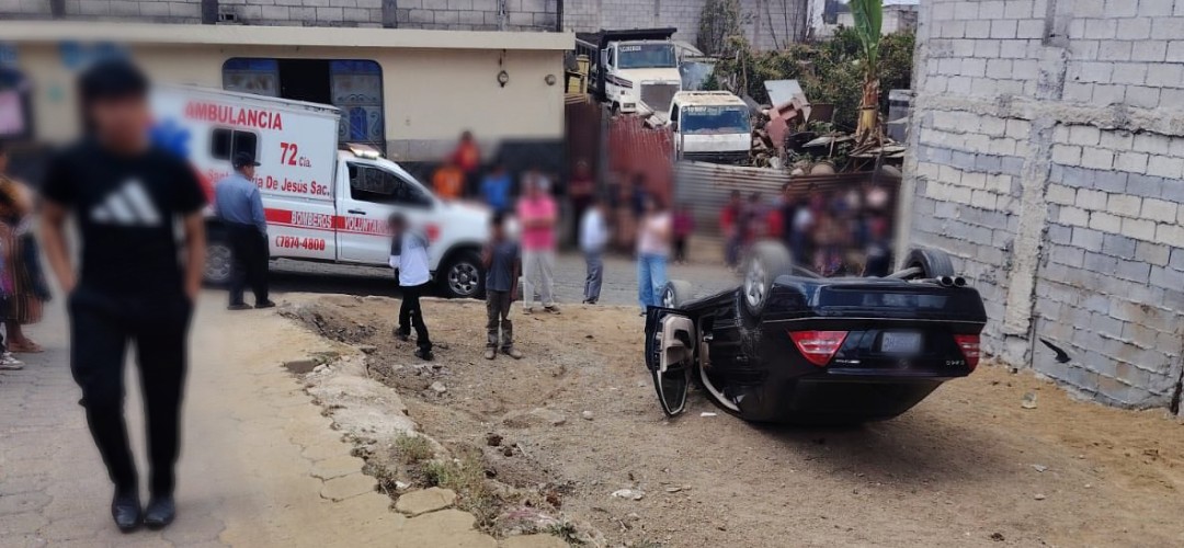 Vehículo vuelca en terreno en Santa María de Jesús