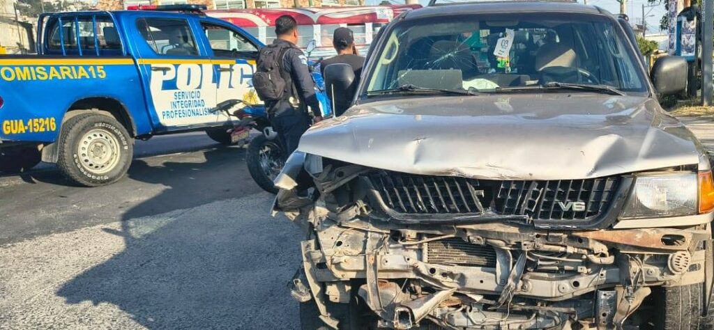 Dos vehículos colisionan en la zona 4 de Villa Nueva