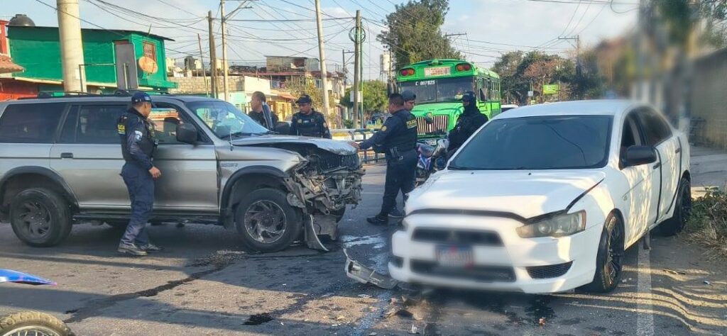 Dos vehículos colisionan en la zona 4 de Villa Nueva