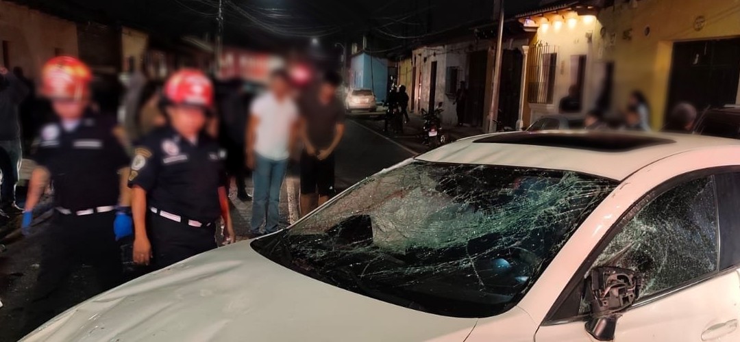 Vehículo quedó volcado en Jocotenango, Sacatepéquez  