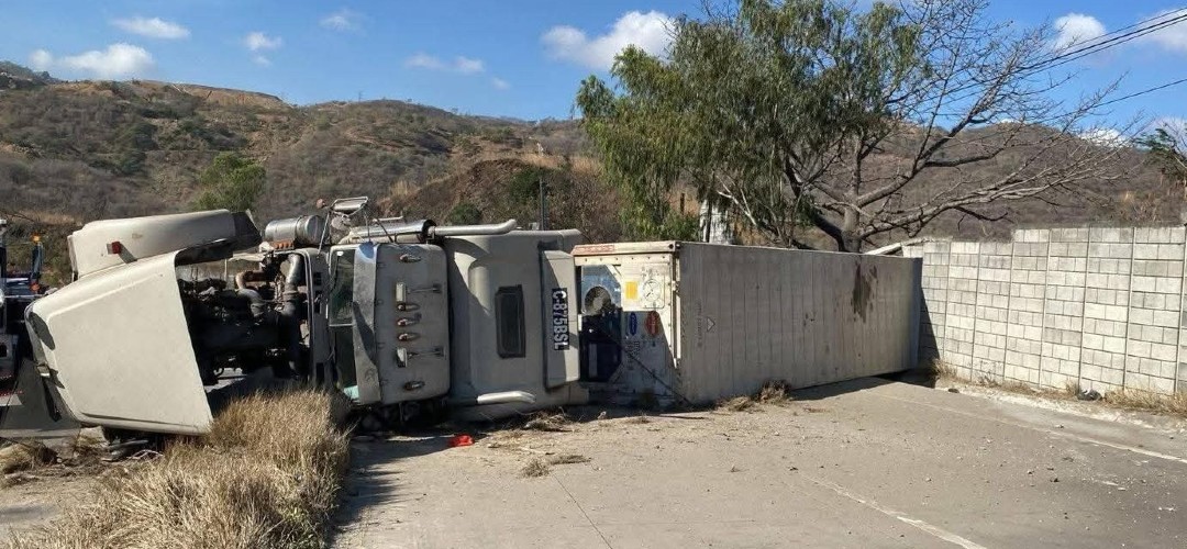 Tráiler vuelca en km 43 ruta al Atlántico y complica el paso