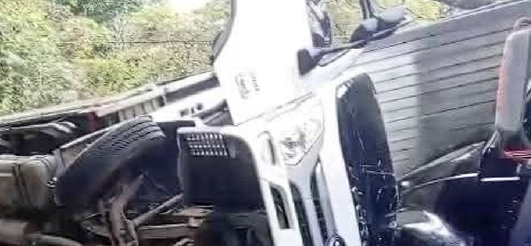 Colisión de camiones se registra en Villa Canales