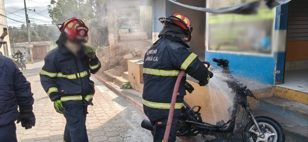 Controlan incendio vehicular en Chimaltenango