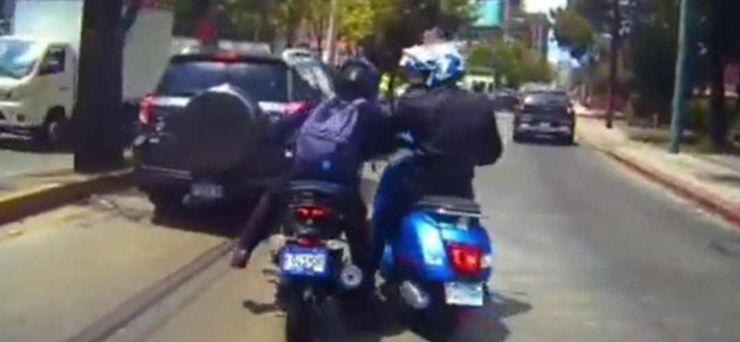 ¡En plena carretera! Motoristas se van a los golpes mientras avanzan entre el tráfico (VIDEO)