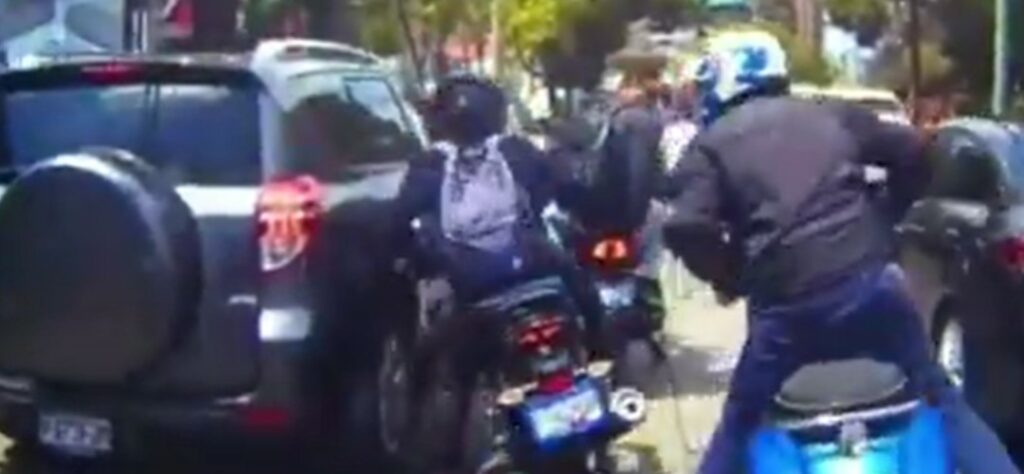 ¡En plena carretera! Motoristas se van a los golpes mientras avanzan entre el tráfico (VIDEO)
