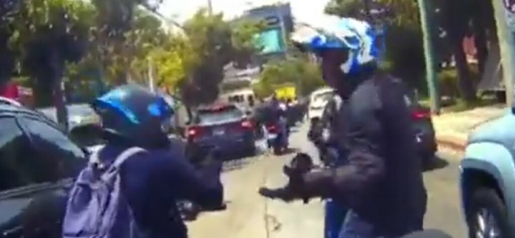 ¡En plena carretera! Motoristas se van a los golpes mientras avanzan entre el tráfico (VIDEO)
