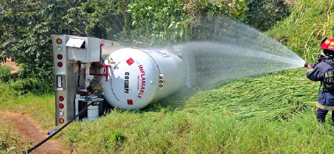 Cisterna queda volcada en Quetzaltenango