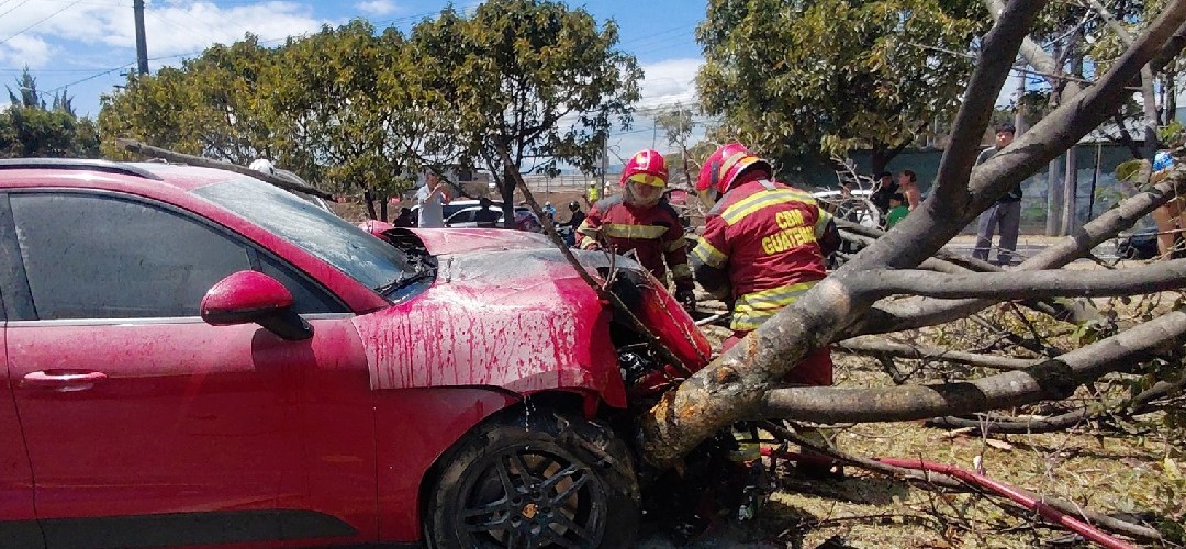 Fuerte accidente: Vehículo colisiona contra árbol en zona 12