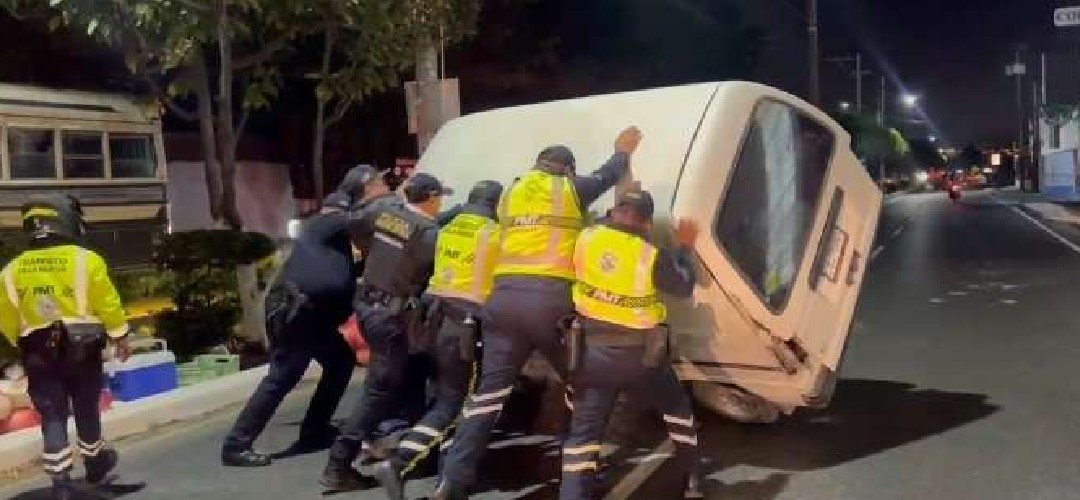Vehículo volcó frente a mercado en zona 4 de Villa Nueva