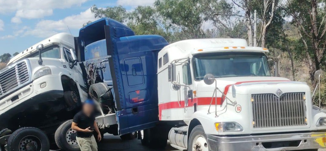 Tráiler impacta con vehículo en cuesta de Villalobos