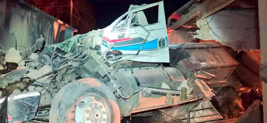 Camión impacta contra vivienda en ruta a Quiché