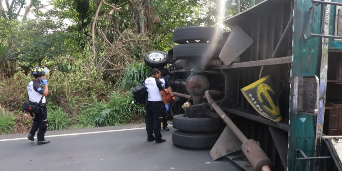 Piloto de bus iba hablando por teléfono y provoca volcadura en Carretera a El Salvador