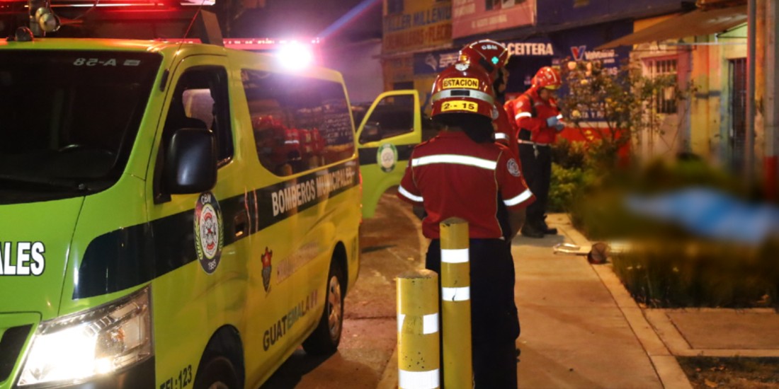 Joven muere tras impactar contra arriate en la Calzada Atanasio