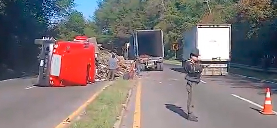 Tránsito complicado por cabezal volcado que bloquea dos carriles en la Interamericana