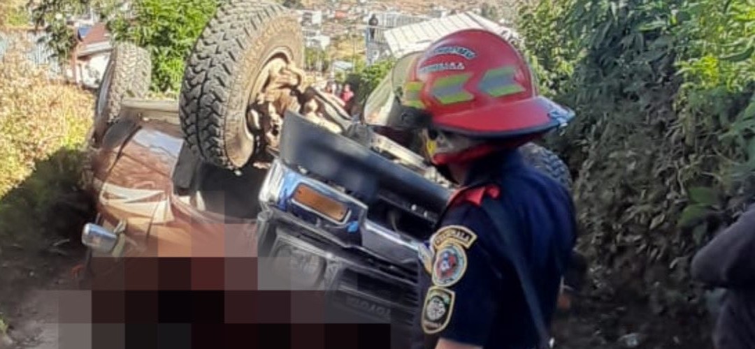Pickup pierde el control y vuelca en Totonicapán