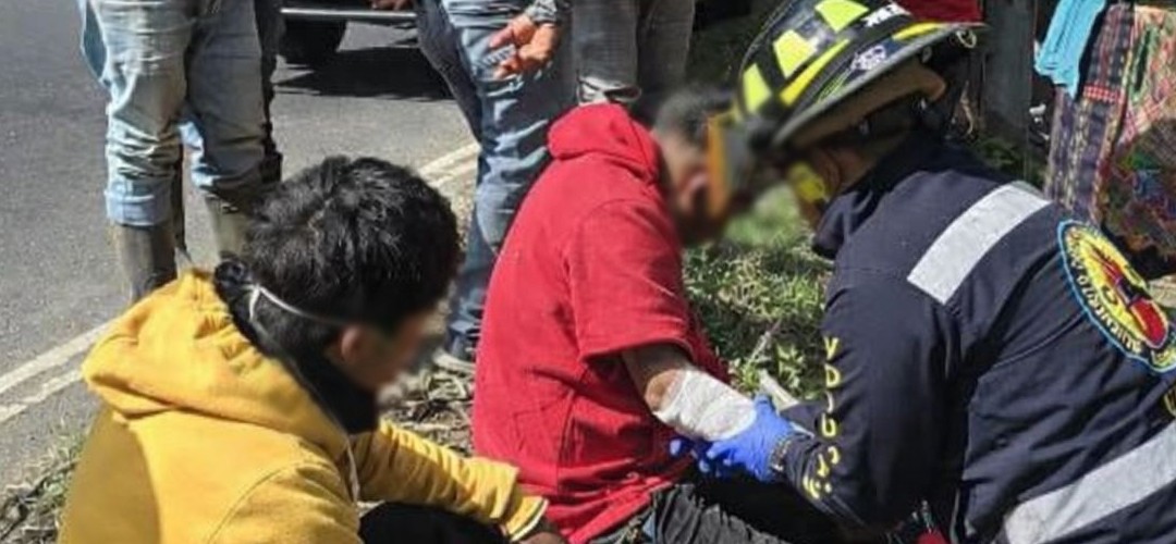 Microbús atropella a motoristas en ruta Interamericana