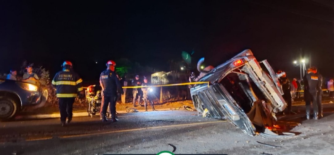 Vehículo vuelca y deja a persona fallecida en Jalapa