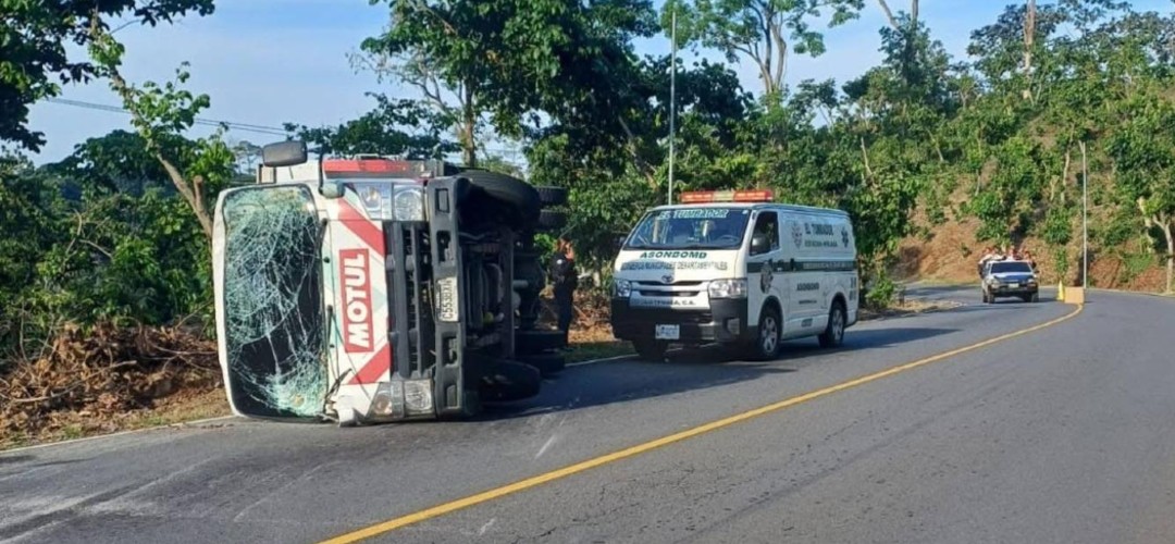 Camión vuelca en El Tumbador, San Marcos y dos personas resultan heridas