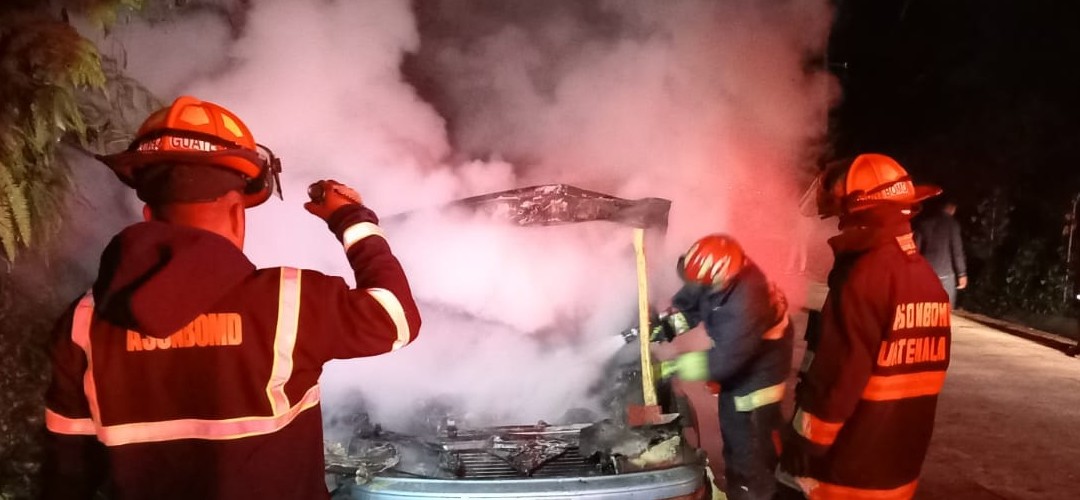 Controlan incendio vehicular en San Marcos