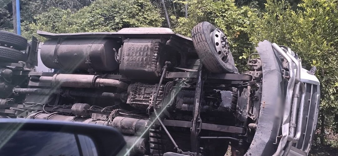 Precaución: Tráiler vuelca en la ruta al Pacífico