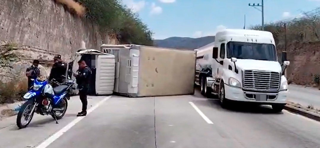 Camión vuelca en ruta al Atlántico y complica el tránsito