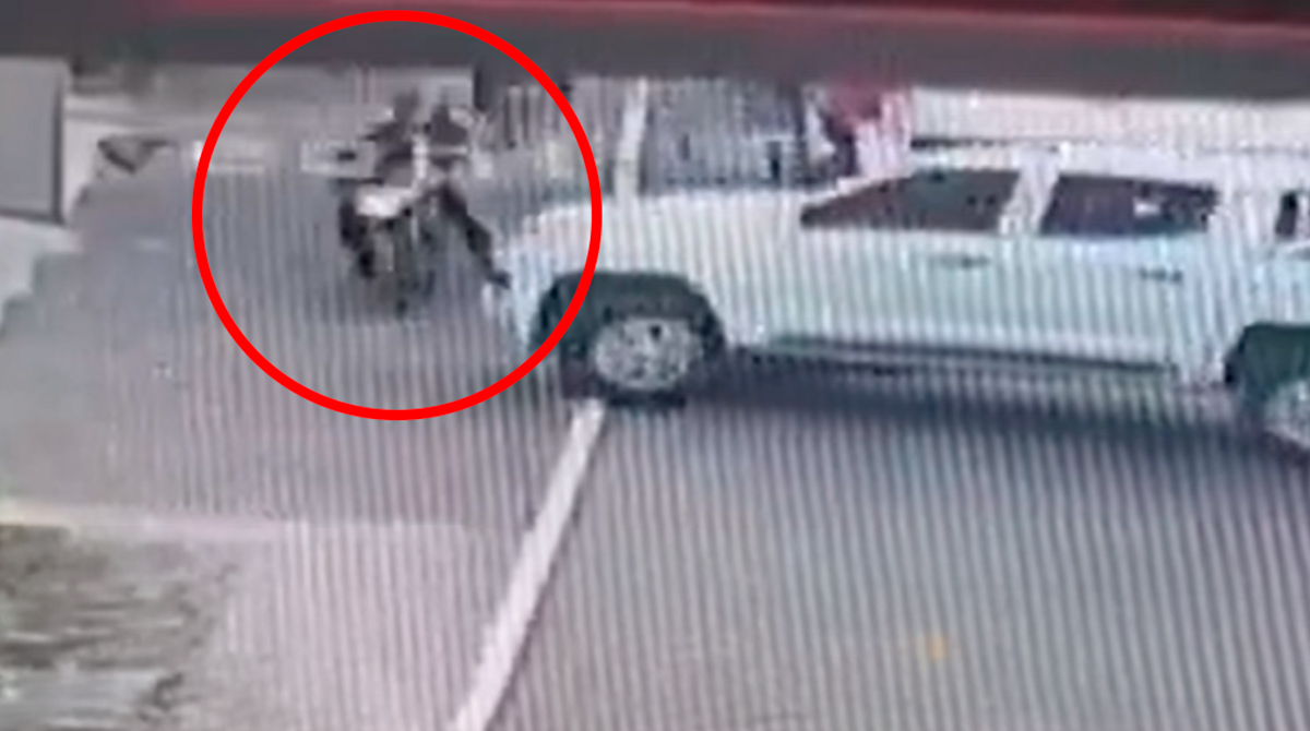 VIDEO: Pickup impacta a motociclista al cruzar la vía en Escuintla