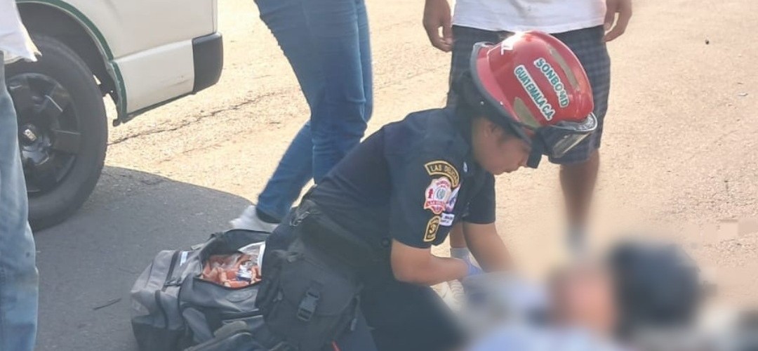 Colisión de motocicletas deja una mujer herida en Coatepeque