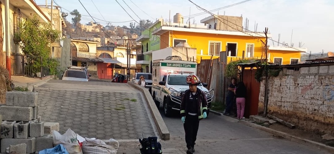 Localizan a hombre fallecido en plena vía pública