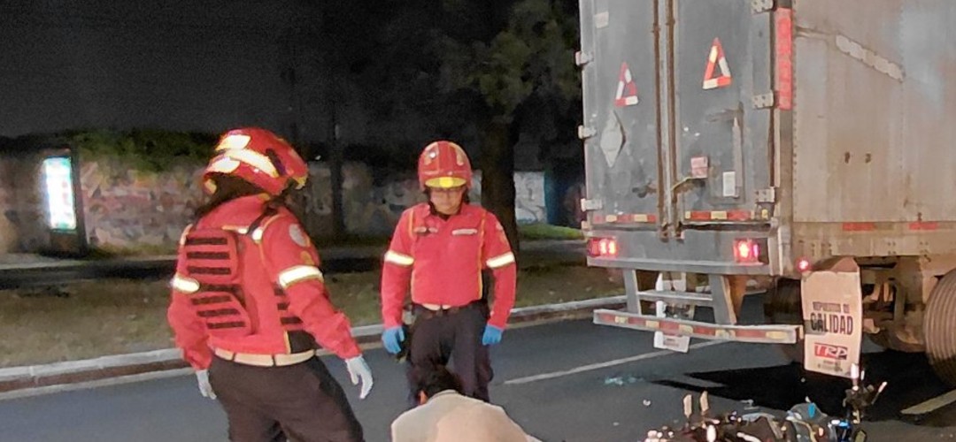 Motorista fallece tras accidente con tráiler en la zona 11  