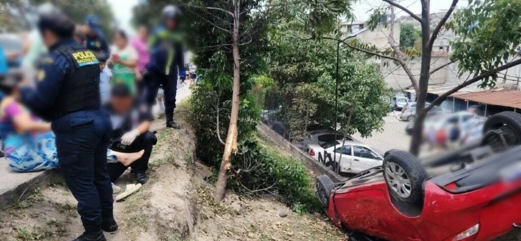 Vehículo pierde el control y vuelca en ruta al Atlántico