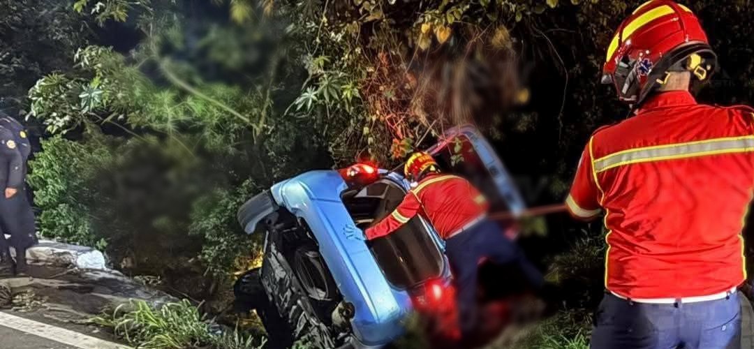 Vehículo cae a hondonada en ruta al Pacífico