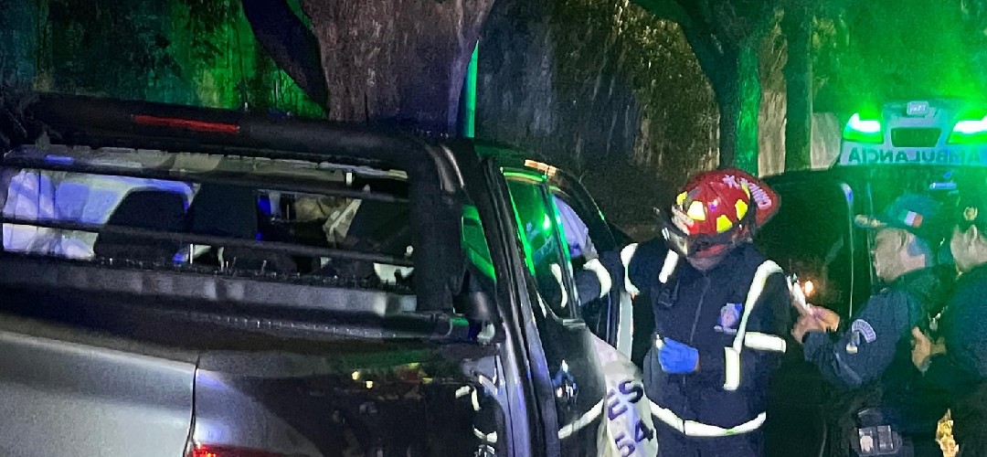 Pickup choca contra árbol en ruta a Fraijanes  