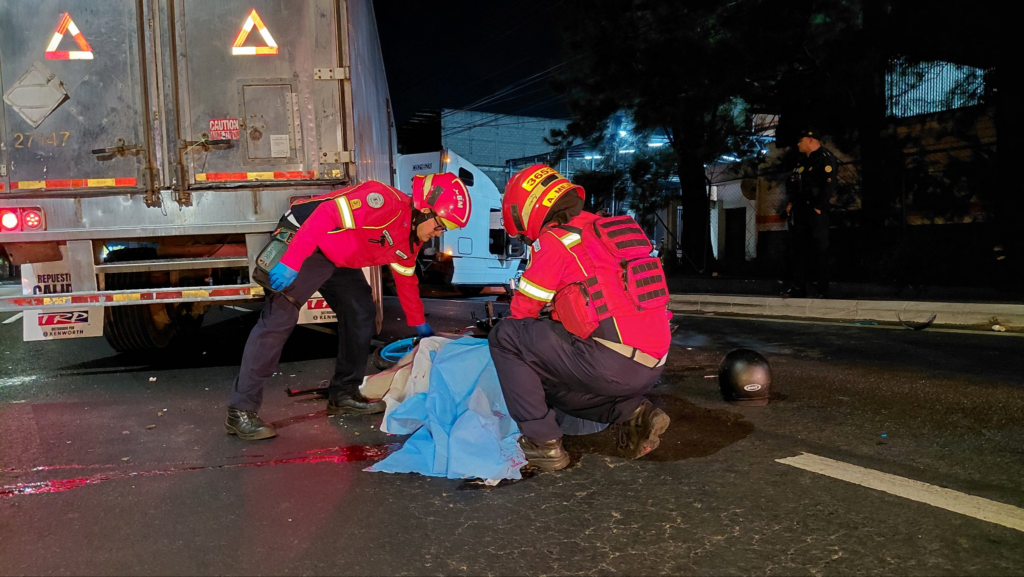 Motorista fallece tras accidente con tráiler en la zona 11 