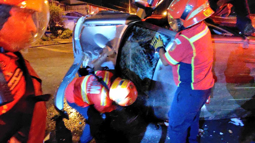 Vehículo pierde el control y vuelca en zona 11