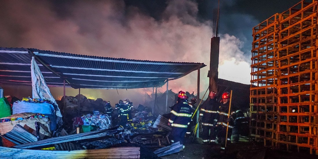 Incendio consume fábrica de tarimas en Villa Nueva