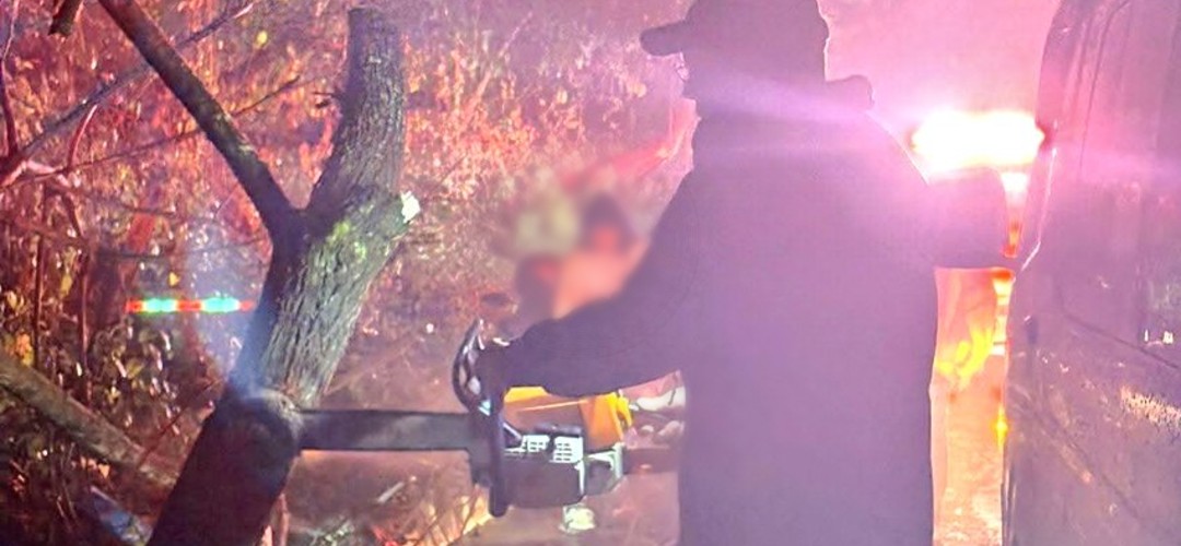 Árbol cayó sobre motociclista y resulta herido en Sacatepéquez