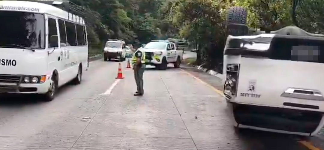 Piloto pierde el control y vuelca en Antigua Guatemala