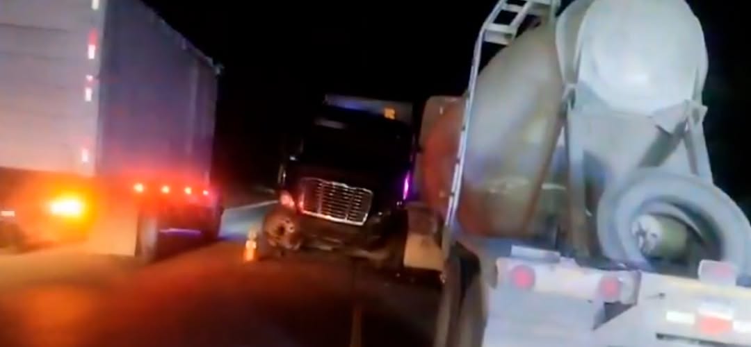 Triple colisión de tráileres complica el paso en ruta al Atlántico