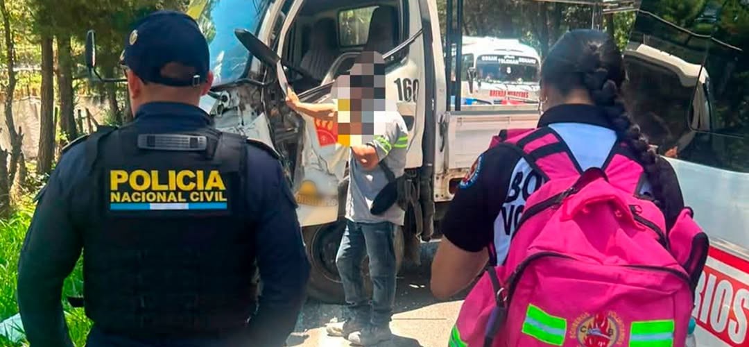 Vehículo queda encunetado tras colisión en ruta a las Verapaces