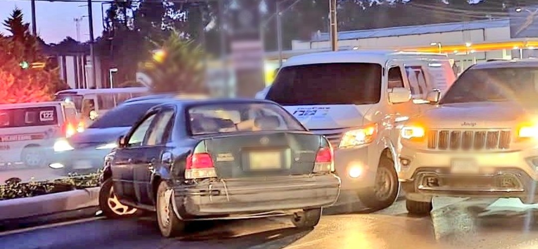 Fuerte accidente: Vehículos colisionan en carretera a El Salvador