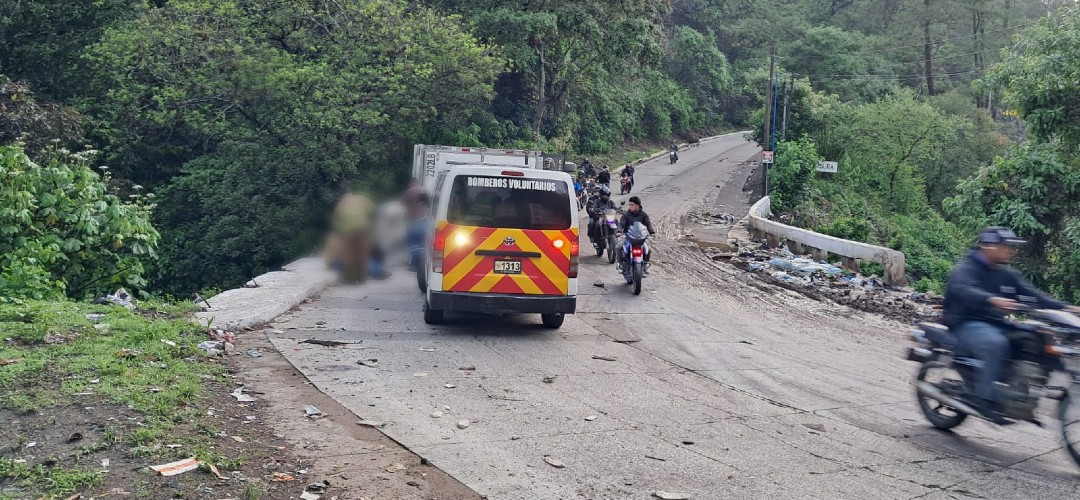 Fuerte accidente: Camión vuelca en ruta a San Raymundo
