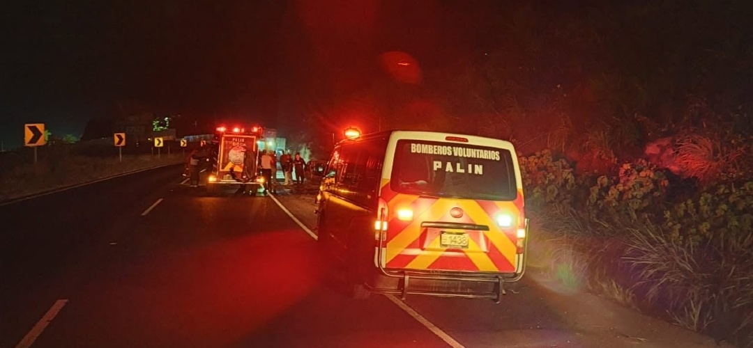 Vehículo vuelca y se incendia en la autopista Palín-Escuintla