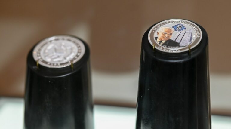 Banguat lanza moneda conmemorativa por su 8