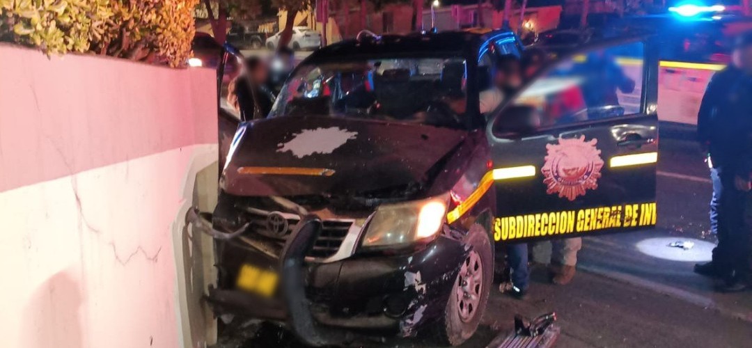Patrulla PNC impacta contra muro en ruta Interamericana