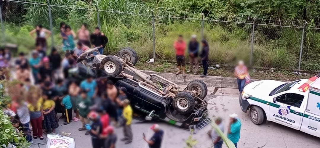 Vehículo pierde el control y vuelca en Alta Verapaz